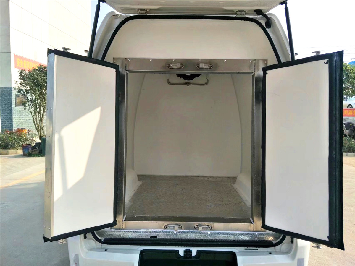 福田G7双排5座面包式冷藏车