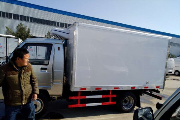 福田驭菱2.9米后双轮冷藏车