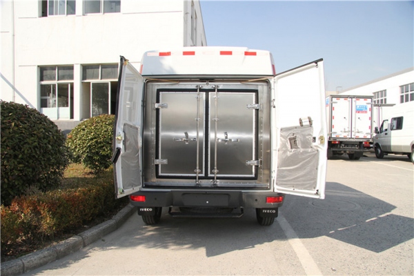 依维柯柴油面包冷藏车