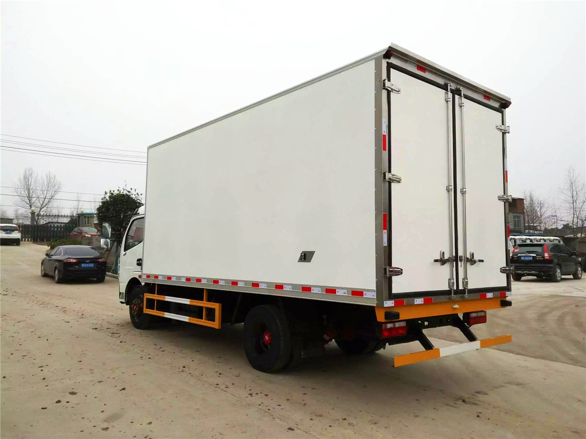 东风多利卡5.2米冷藏车