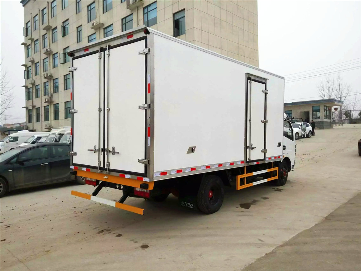 东风多利卡5.2米冷藏车
