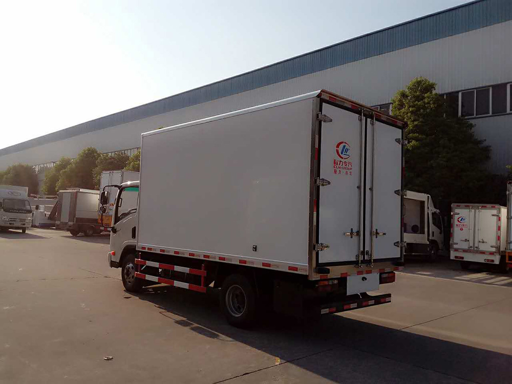 大运3.5米柴油后双轮冷藏车