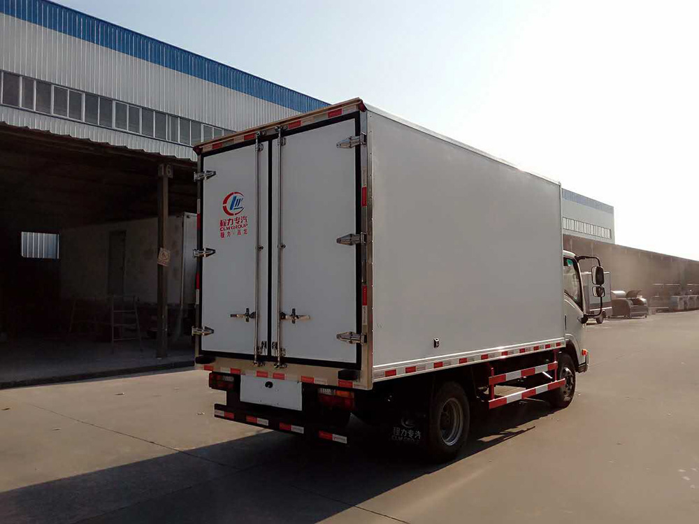 大运3.5米柴油后双轮冷藏车