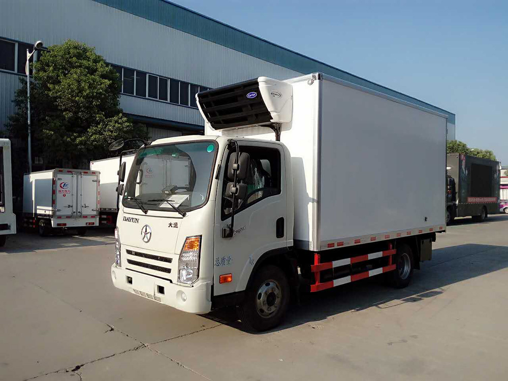 大运3.5米柴油后双轮冷藏车