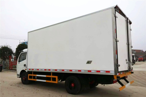东风多利卡5.2米冷藏车