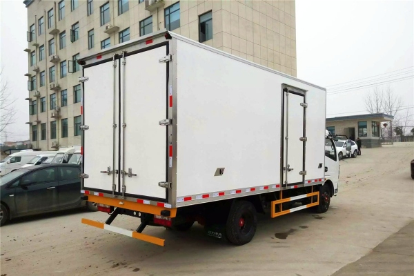 东风多利卡5.2米冷藏车