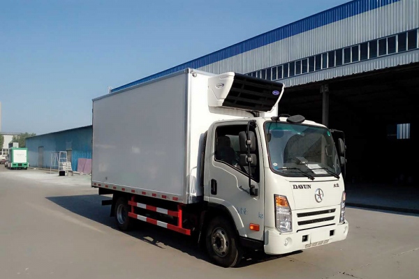 大运3.5米柴油后双轮冷藏车