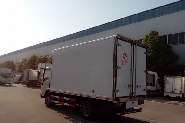 大运3.5米柴油后双轮冷藏车