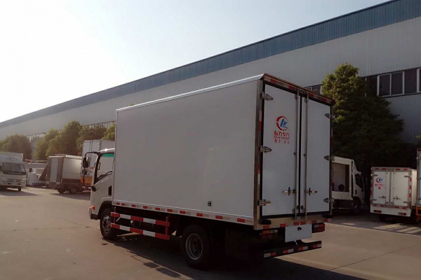 大运3.5米柴油后双轮冷藏车
