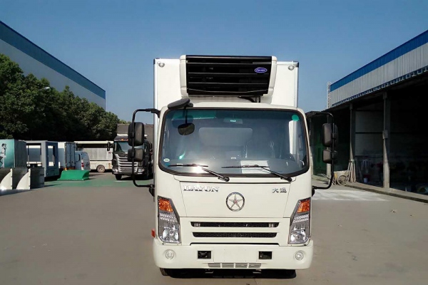 大运3.5米柴油后双轮冷藏车