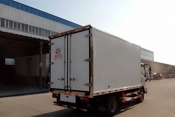 大运3.5米柴油后双轮冷藏车