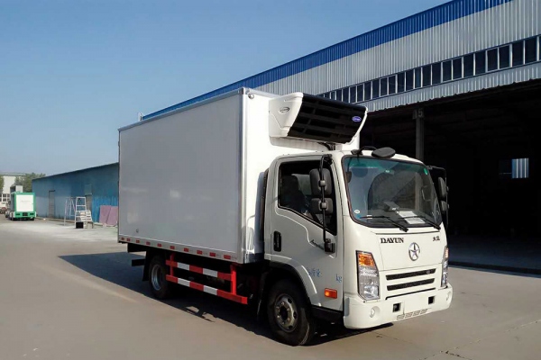 大运3.5米柴油后双轮冷藏车