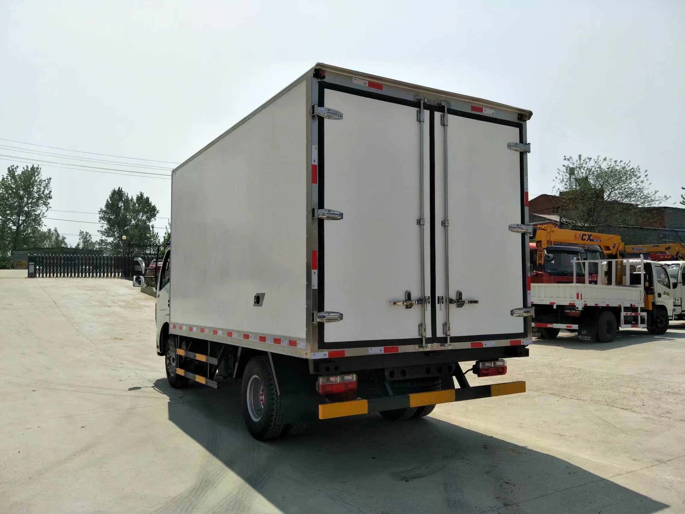 东风经典凯普特4.2米冷藏车