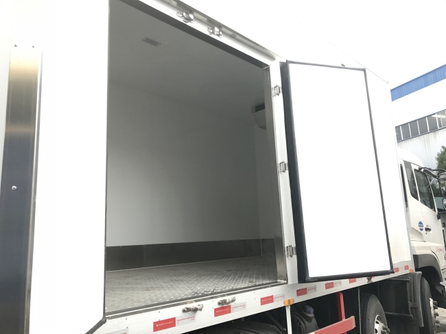 东风天龙前四后四9.4米冷藏车
