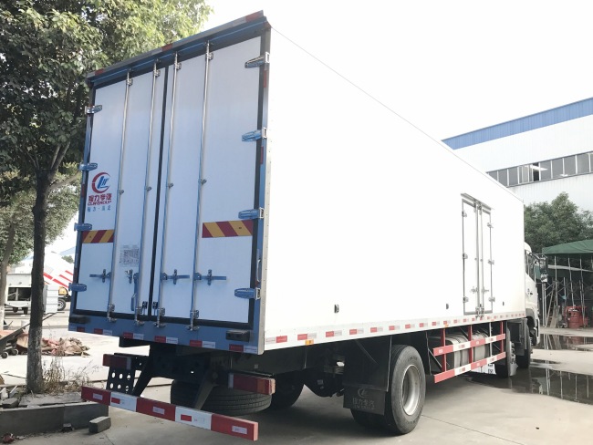 东风天龙前四后四9.4米冷藏车