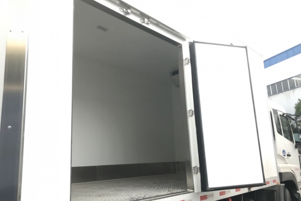 东风天龙前四后四9.4米冷藏车
