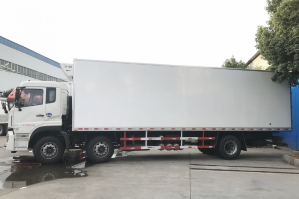 东风天龙前四后四9.4米冷藏车