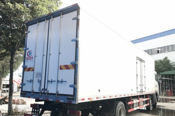 东风天龙前四后四9.4米冷藏车