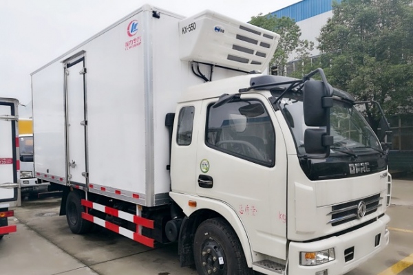 东风多利卡一排半冷藏车(厢长4.8米)