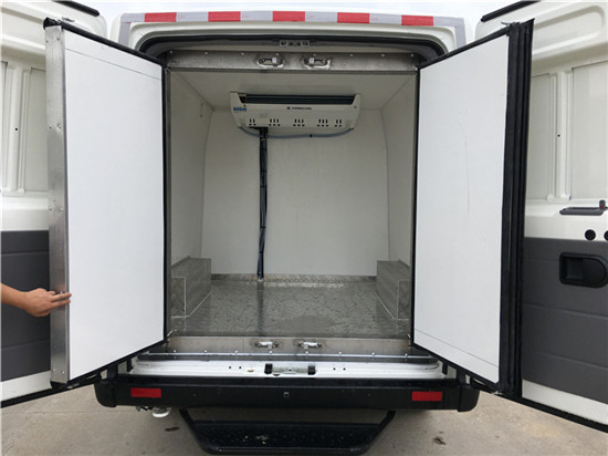 东风御风柴油面包冷藏车