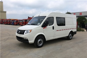 东风御风柴油面包冷藏车
