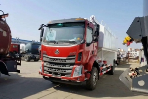 柳汽乘龙14吨（28）方散装饲料车