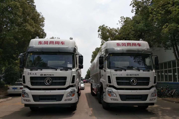 东风天龙前四后八40方散装饲料运输车